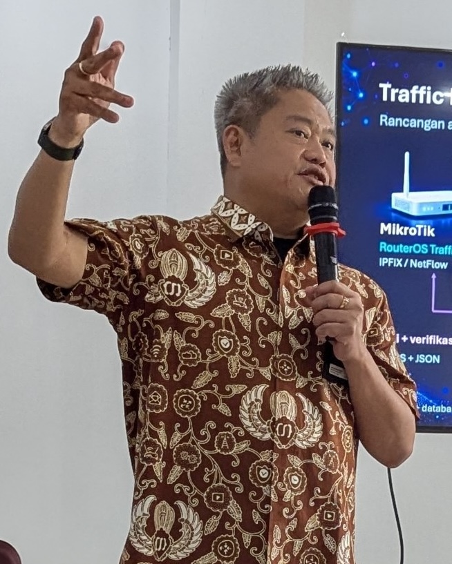 Valens Riyadi berbagi pengetahuan tentang jaringan dan MikroTik.